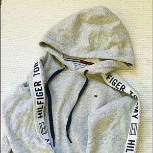 Tommy hilfiger crop sweatshirt.